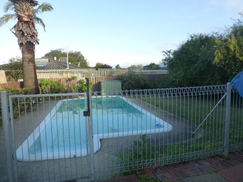 5 Parkside Drive, Thornlie WA 6108