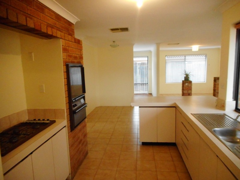 26 Regal Drive, Thornlie WA 6108