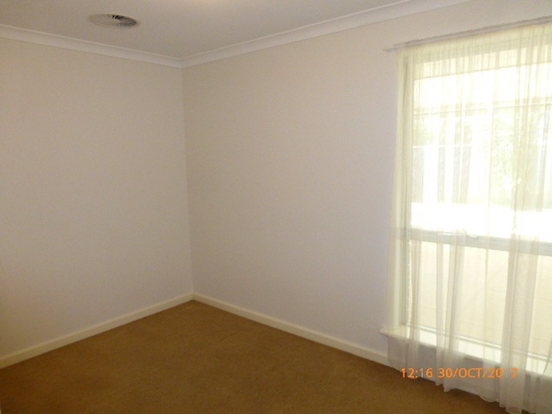 10 Parkside Drive, Thornlie WA 6108