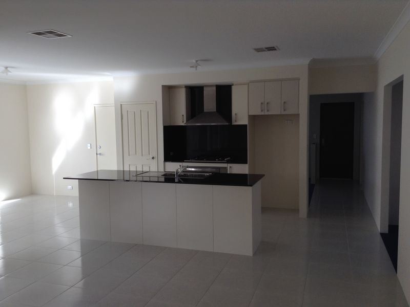 7 Leroy Way, Piara Waters WA 6112