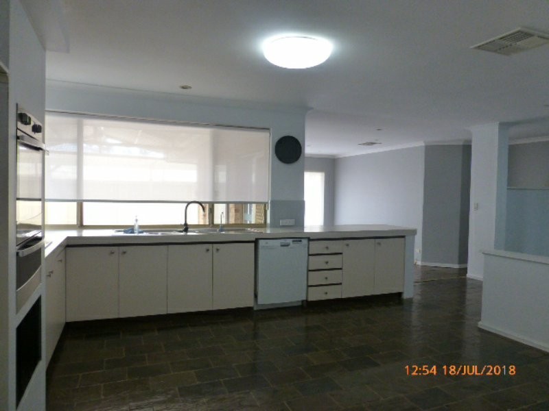 4 Barlee Close, Thornlie WA 6108