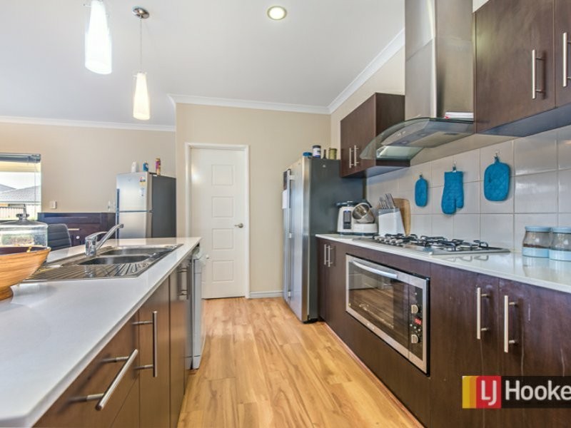 17 Monticello Parkway, Piara Waters WA 6112