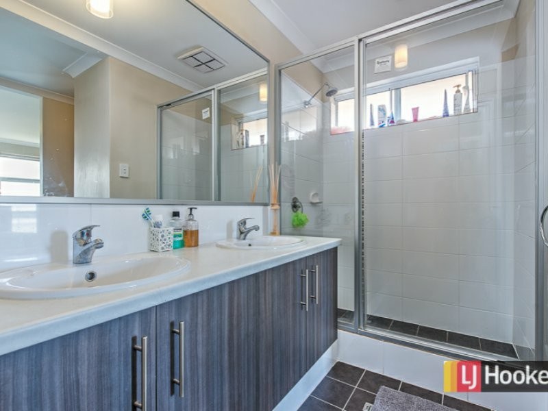 17 Monticello Parkway, Piara Waters WA 6112