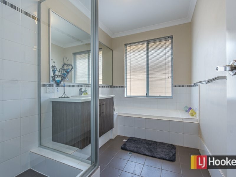 17 Monticello Parkway, Piara Waters WA 6112