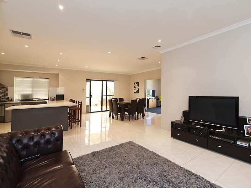 33 Riverina Parade, Munster WA 6166