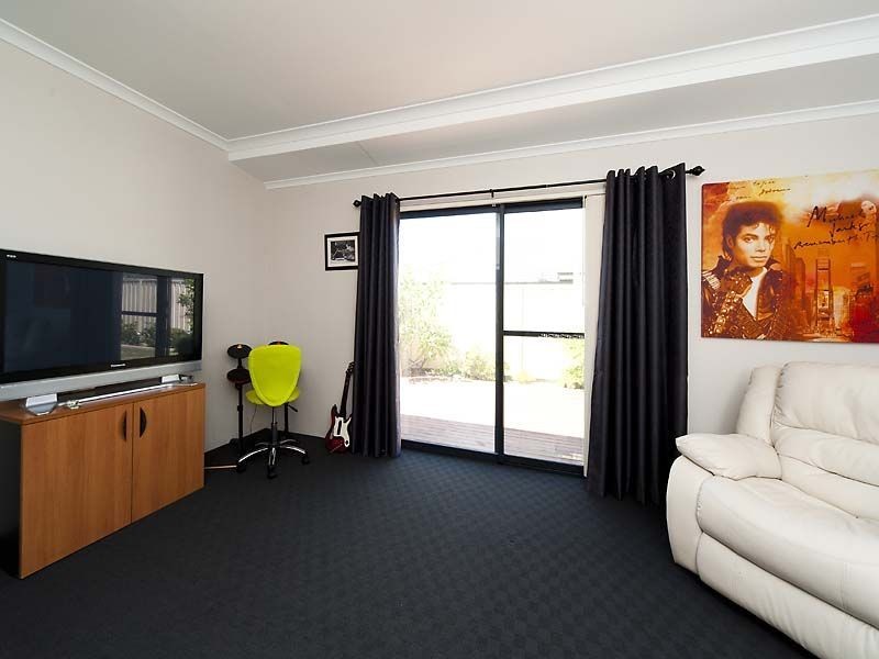 33 Riverina Parade, Munster WA 6166