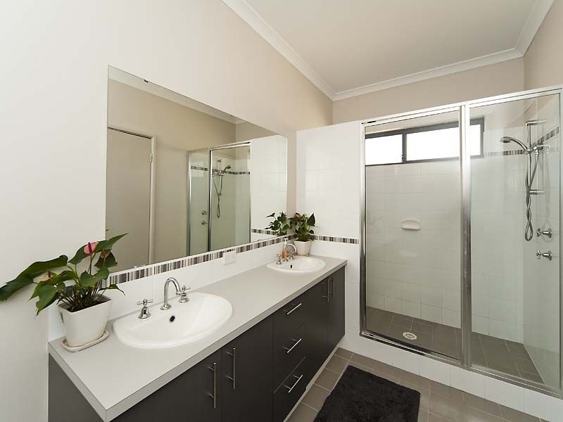 33 Riverina Parade, Munster WA 6166