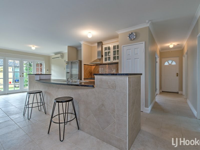 15 Merlin Way, Wattle Grove WA 6107