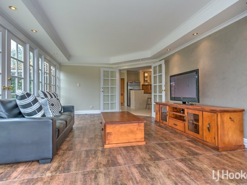 15 Merlin Way, Wattle Grove WA 6107