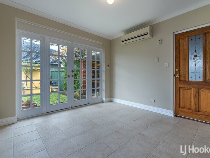 15 Merlin Way, Wattle Grove WA 6107