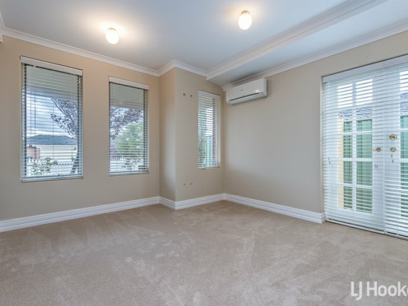 15 Merlin Way, Wattle Grove WA 6107