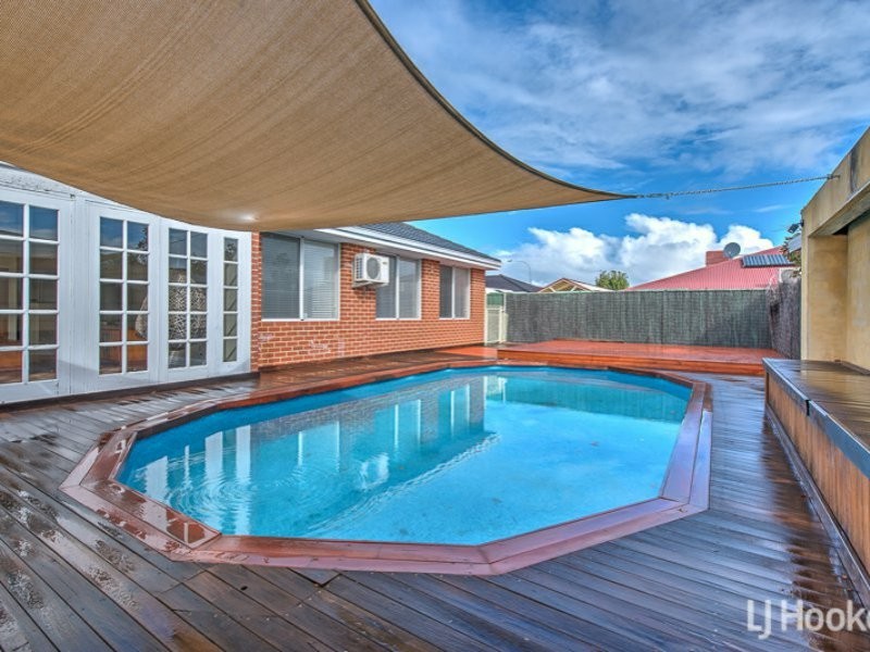 15 Merlin Way, Wattle Grove WA 6107