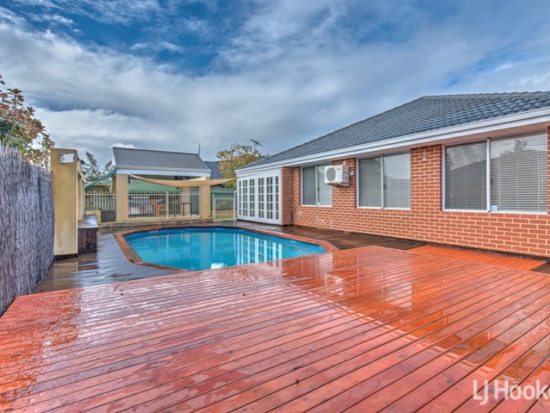 15 Merlin Way, Wattle Grove WA 6107