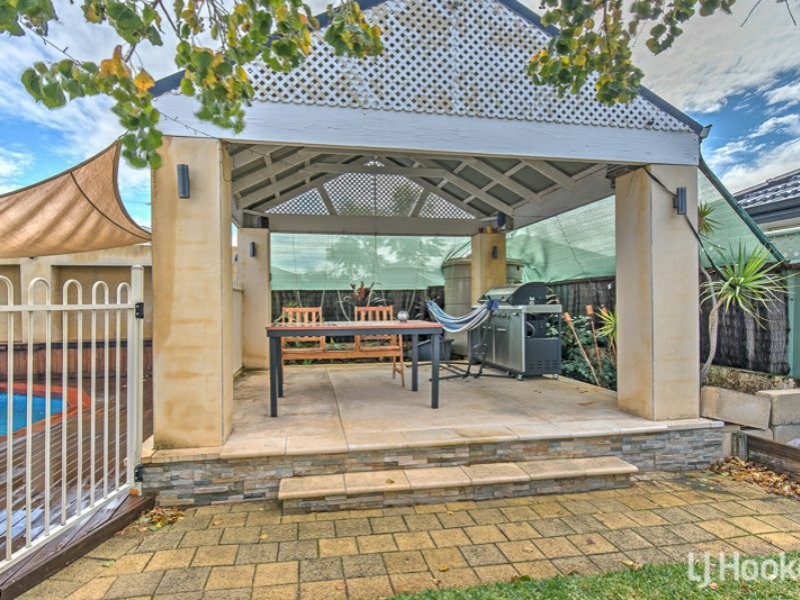 15 Merlin Way, Wattle Grove WA 6107
