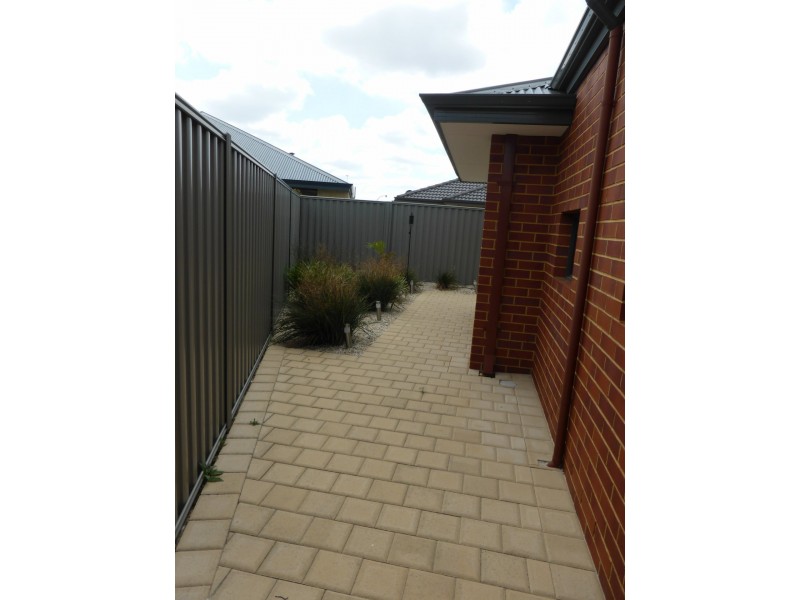 11B Blackall Mews, Piara Waters WA 6112