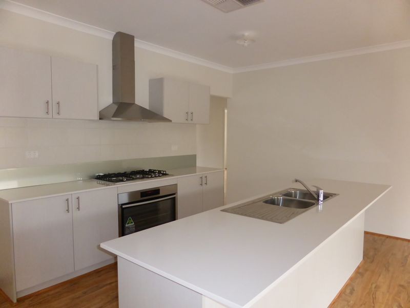 10 Petrona Crescent, Piara Waters WA 6112
