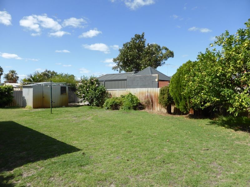 28 Currawong Way, Thornlie WA 6108