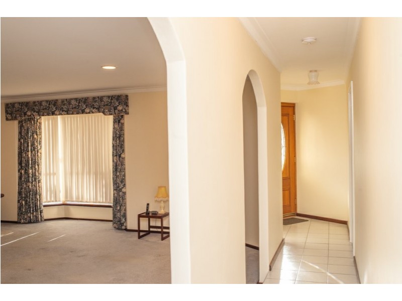 8 Ambassador Court, Thornlie WA 6108