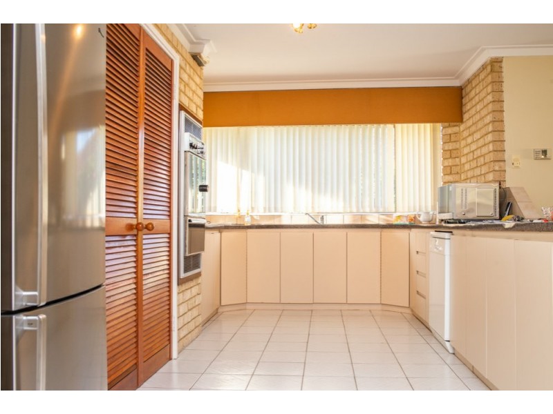 8 Ambassador Court, Thornlie WA 6108