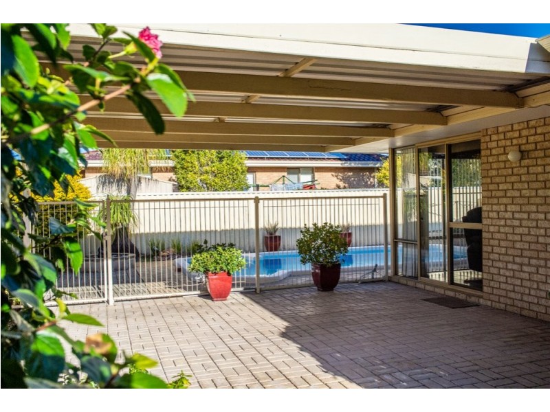 8 Ambassador Court, Thornlie WA 6108