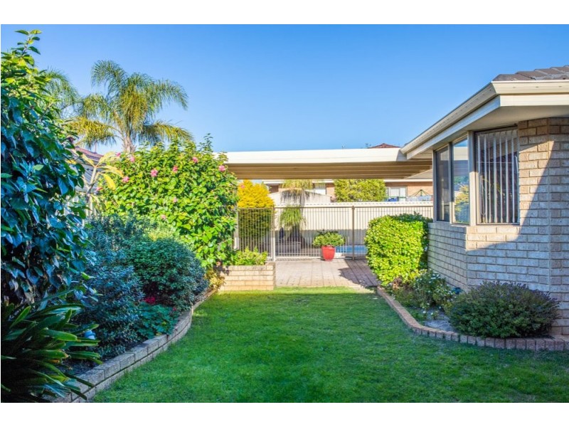 8 Ambassador Court, Thornlie WA 6108