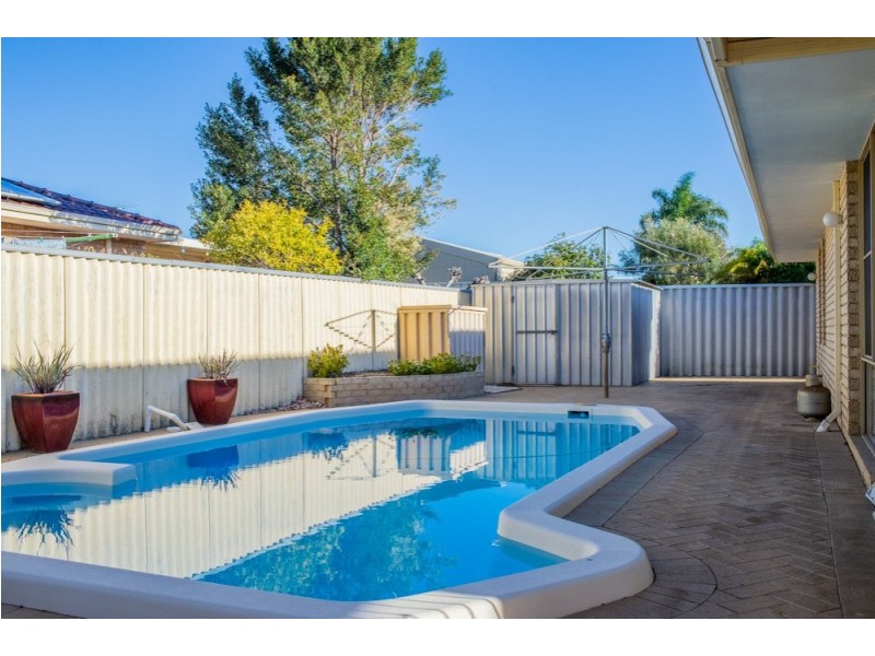 8 Ambassador Court, Thornlie WA 6108