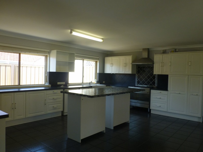 17 Wisteria Place, Thornlie WA 6108