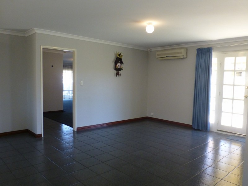 17 Wisteria Place, Thornlie WA 6108