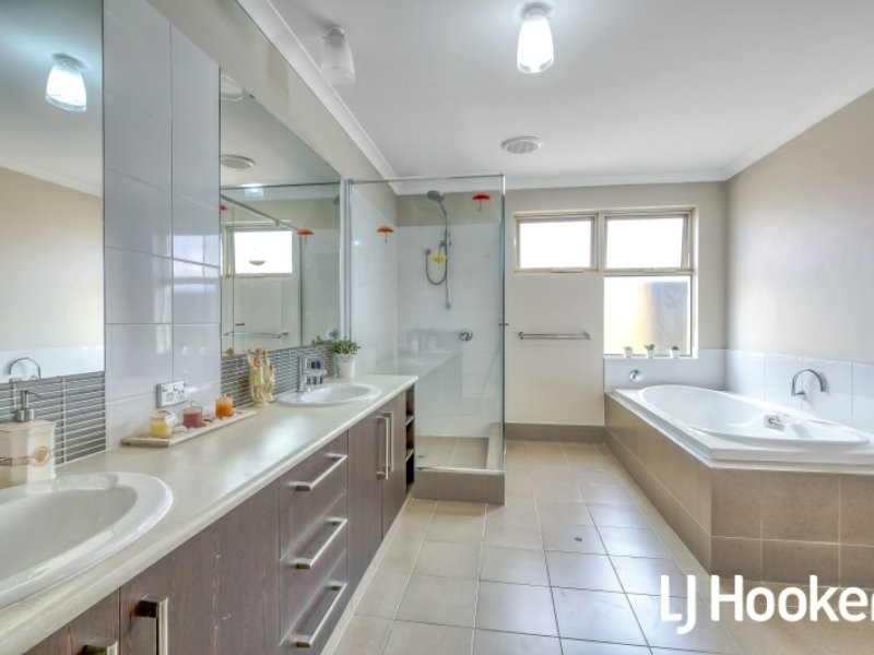 11 Packenham Promenade, Canning Vale WA 6155