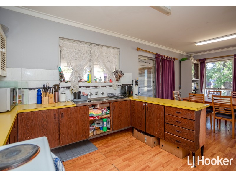 2 Kurrajong Way, Camillo WA 6111