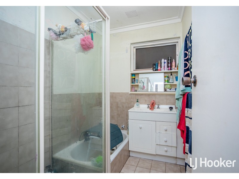 2 Kurrajong Way, Camillo WA 6111