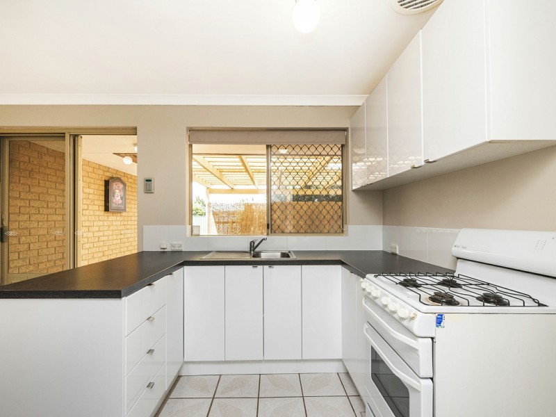 4 Beagle Place, Thornlie WA 6108