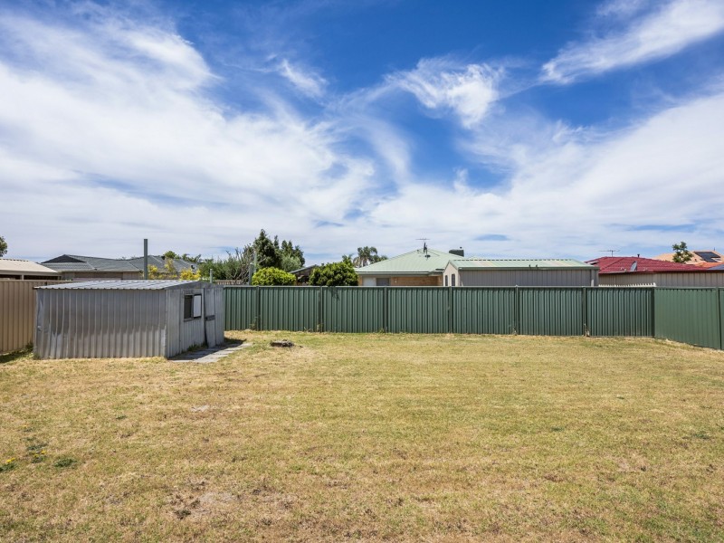 4 Beagle Place, Thornlie WA 6108