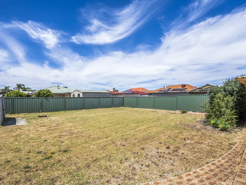 4 Beagle Place, Thornlie WA 6108
