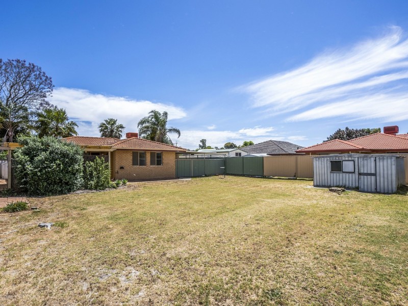4 Beagle Place, Thornlie WA 6108