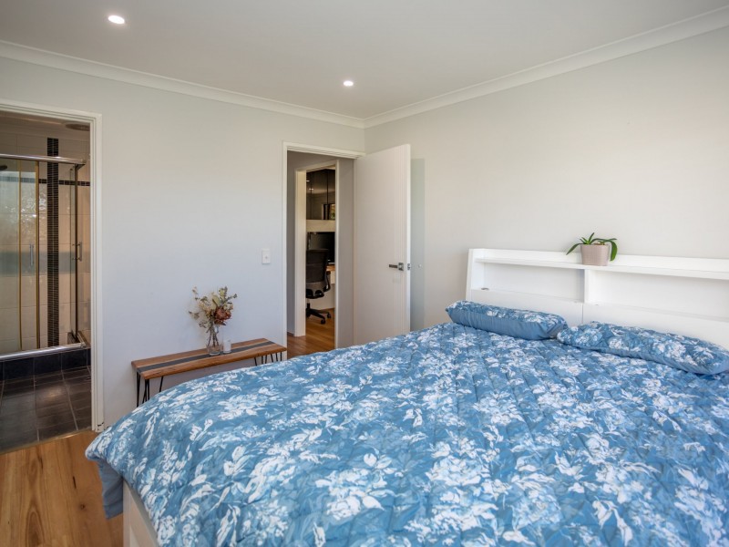 133 Seville Drive, Seville Grove WA 6112