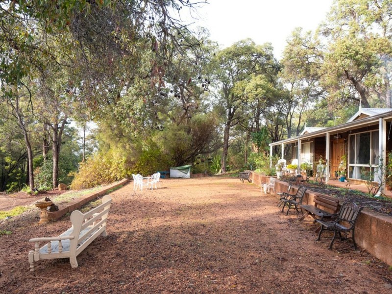 135 Palmateer Drive, Bickley WA 6076