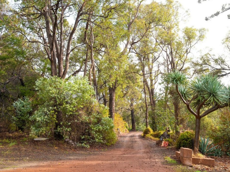 135 Palmateer Drive, Bickley WA 6076