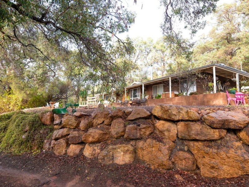 135 Palmateer Drive, Bickley WA 6076