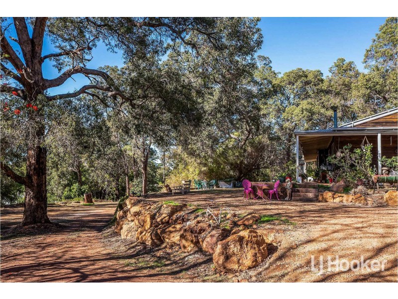 135 Palmateer Drive, Bickley WA 6076