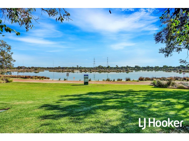 20 Dorney Esplanade, Champion Lakes WA 6111