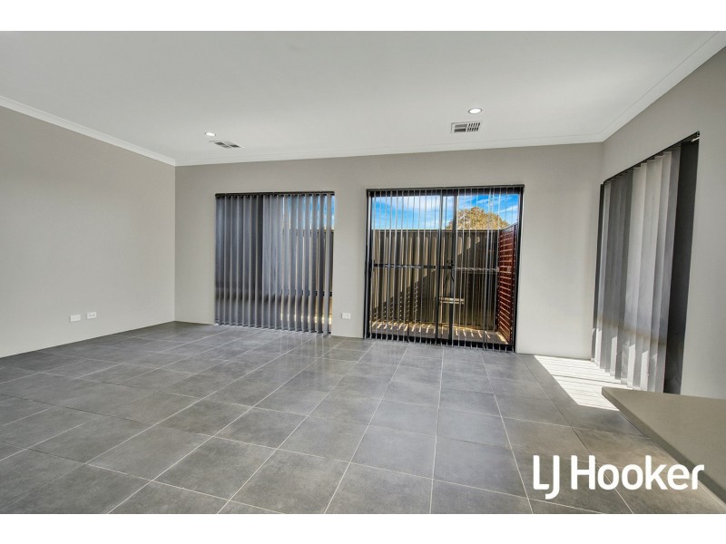 20 Dorney Esplanade, Champion Lakes WA 6111