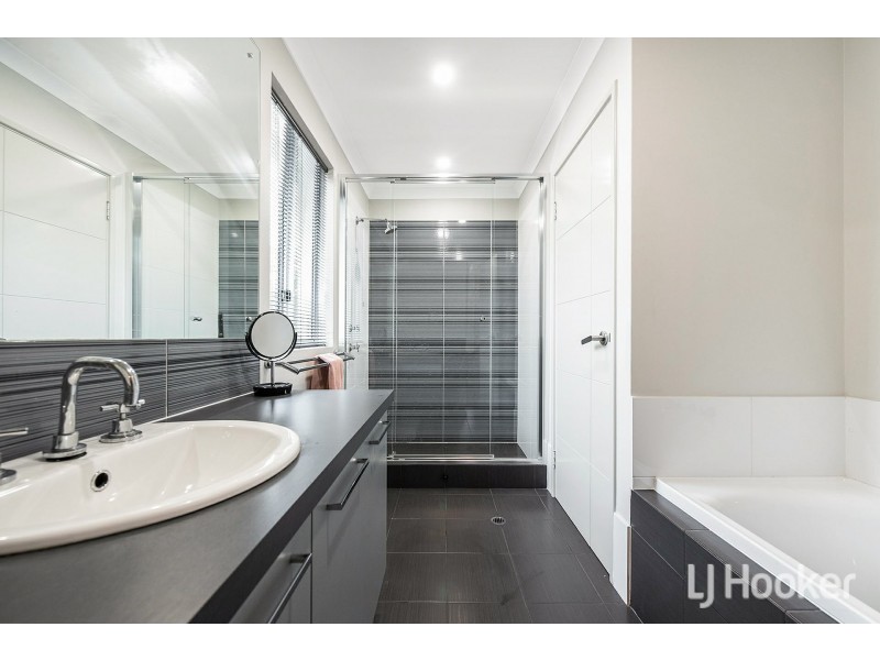 8 Bruny Meander, Wandi WA 6167