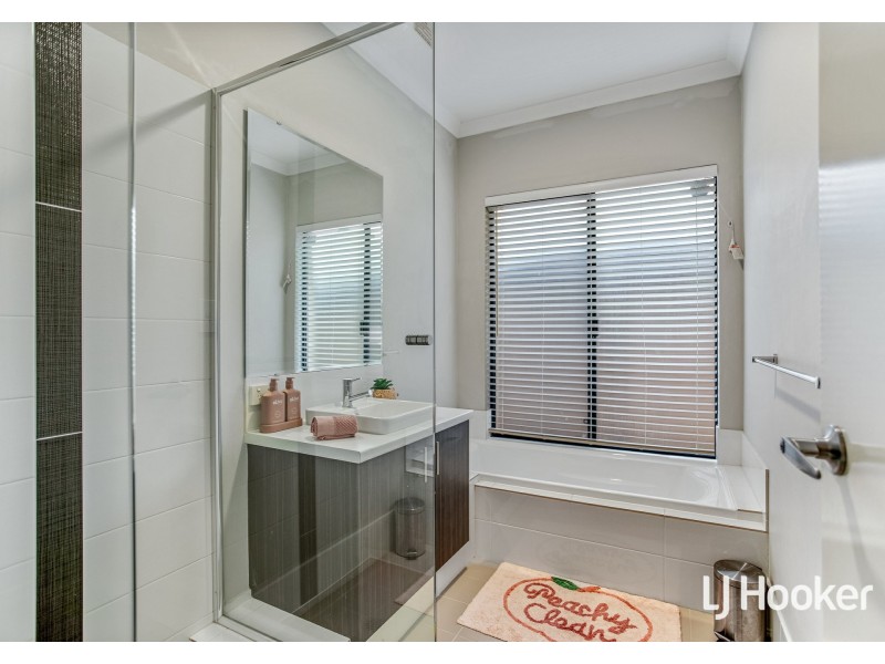 9 Calamocha Way, Piara Waters WA 6112