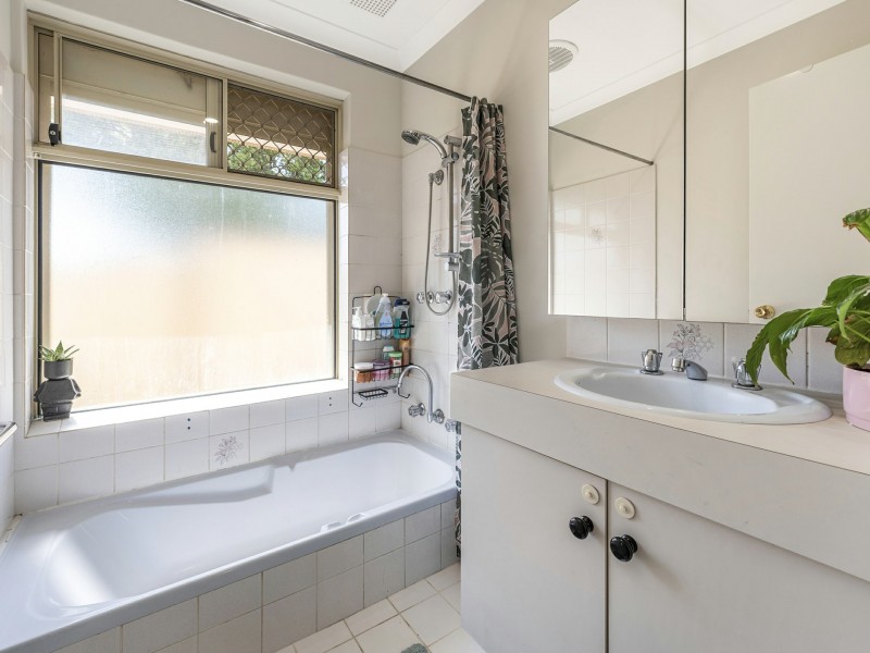 114 Lowanna Way, Armadale WA 6112