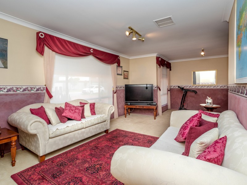 10 Empire Way, Thornlie WA 6108