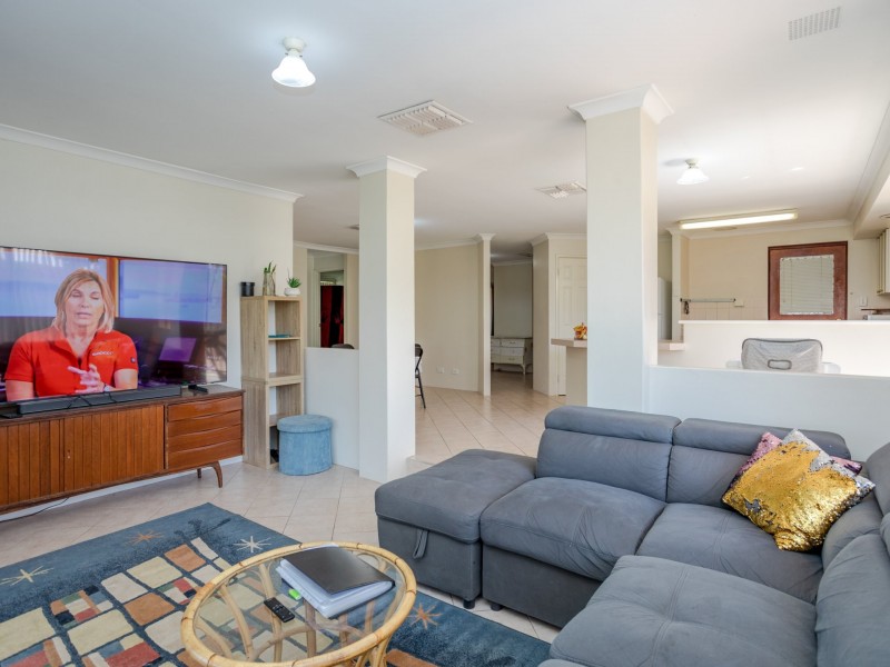 8 Oriole Way, Thornlie WA 6108