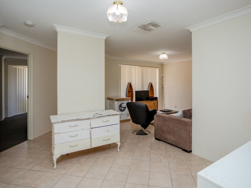 8 Oriole Way, Thornlie WA 6108
