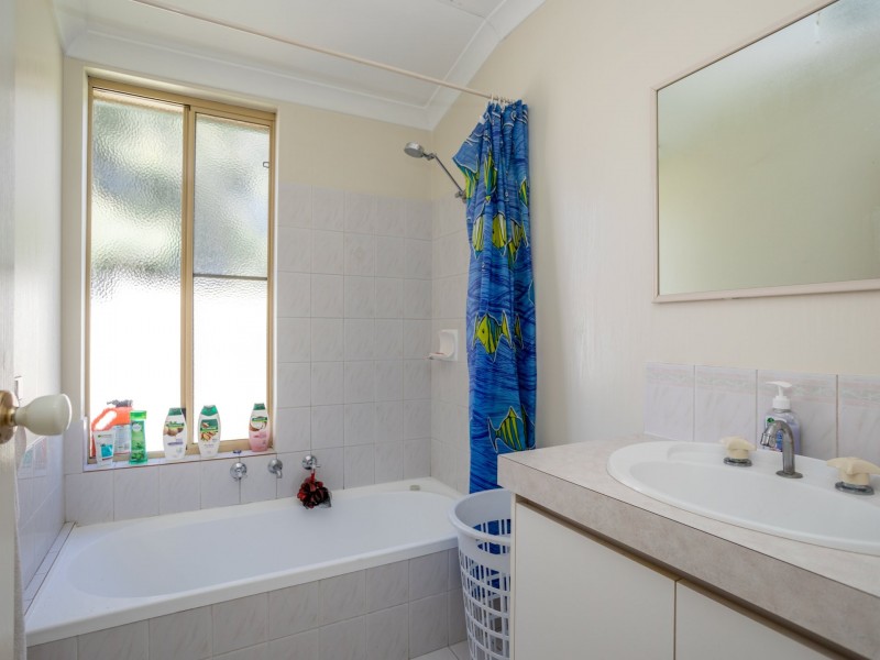 8 Oriole Way, Thornlie WA 6108