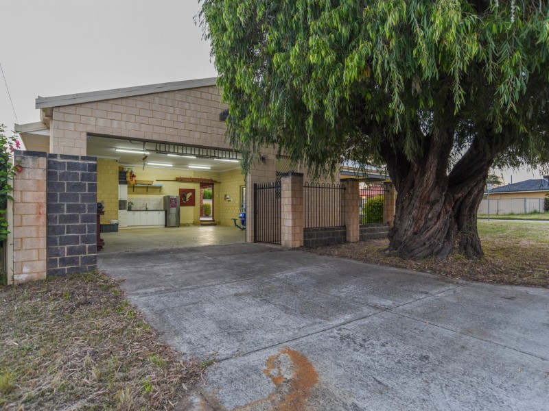 2 Earls Court, Thornlie WA 6108